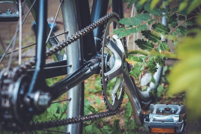 选择聚焦自行车变速器和链轮的照片
